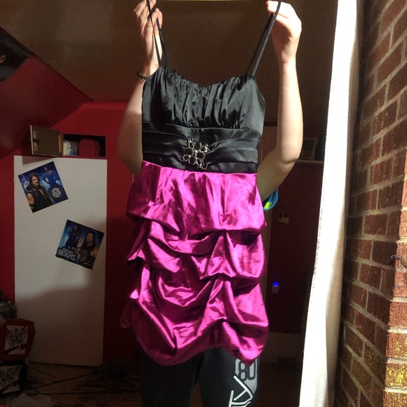 Dresses - Picture 3 of 7